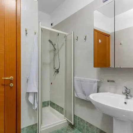 Sunflower House With Pool And Solarium Area Apartment